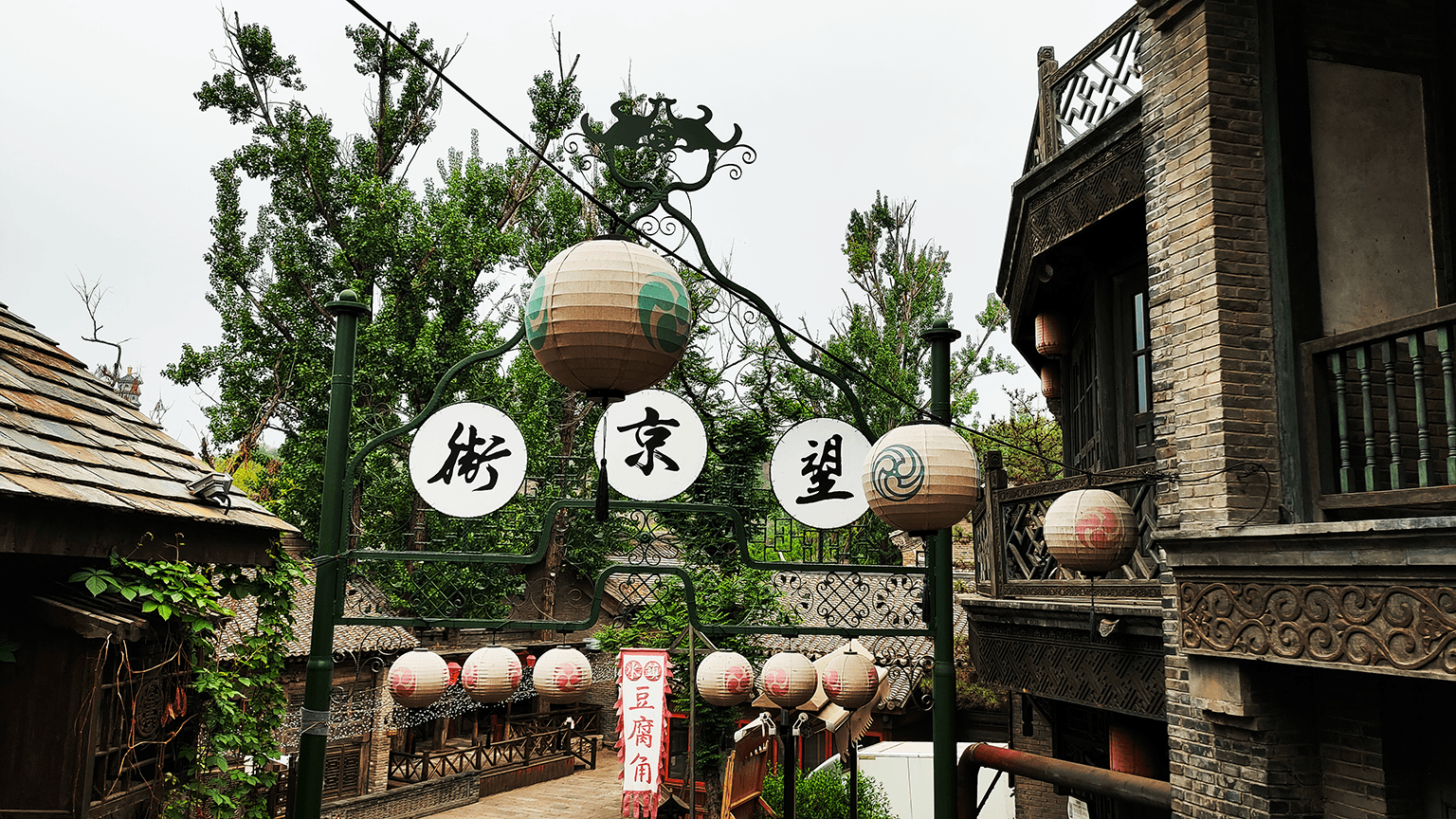 望京街,位于古北水镇中段,是一条被美食环绕的小吃街,章鱼烧,萝卜丝饼
