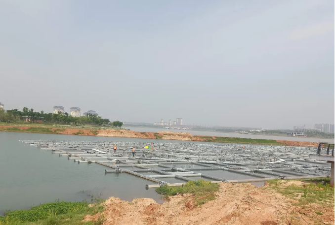 九龍湖噴泉位於九龍湖公園主入口處, 該項目工程在2019年8月31日啟動