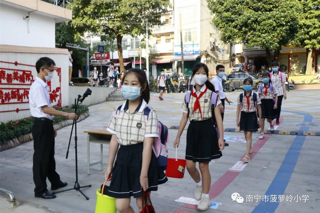 原创南宁市菠萝岭小学致敬逆行者立下凌云志当好接班人