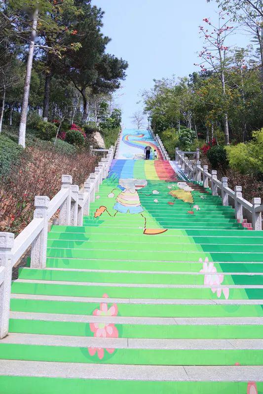 沿着彩色的一个个台阶走上去这条彩虹梯是薛岭山最长的阶梯充满了童