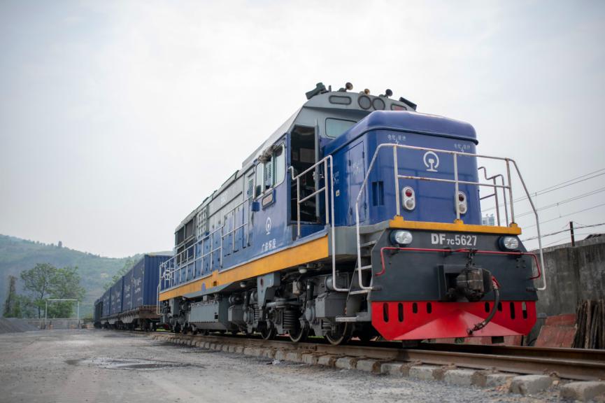 经过一整晚的忙碌东风7c型5627号机车阳光穿透云层照射在大地早上8时