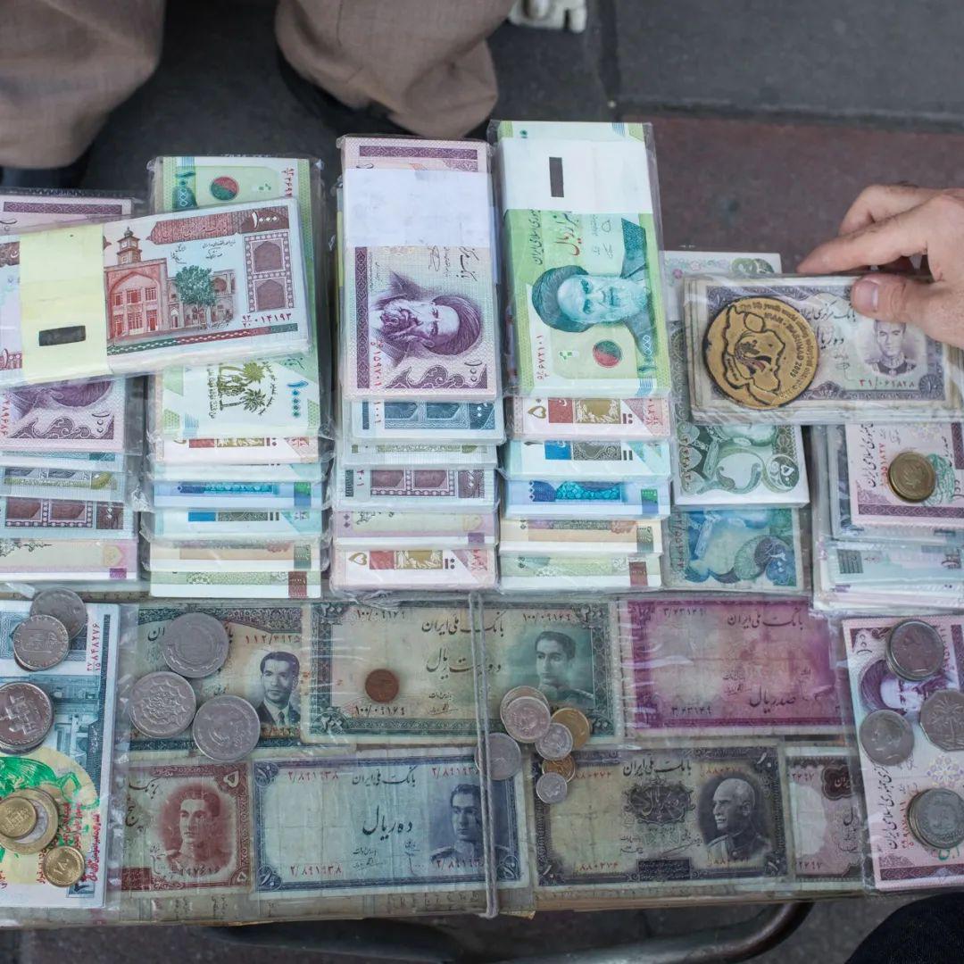 与此同时,伊朗本币"里亚尔"也被改名为"图曼",1土曼相当于10000里亚尔