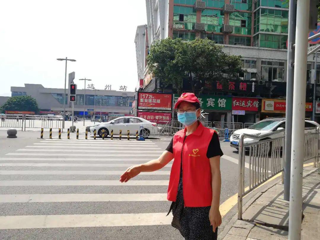 达城街道上出现了一群"红马甲"!