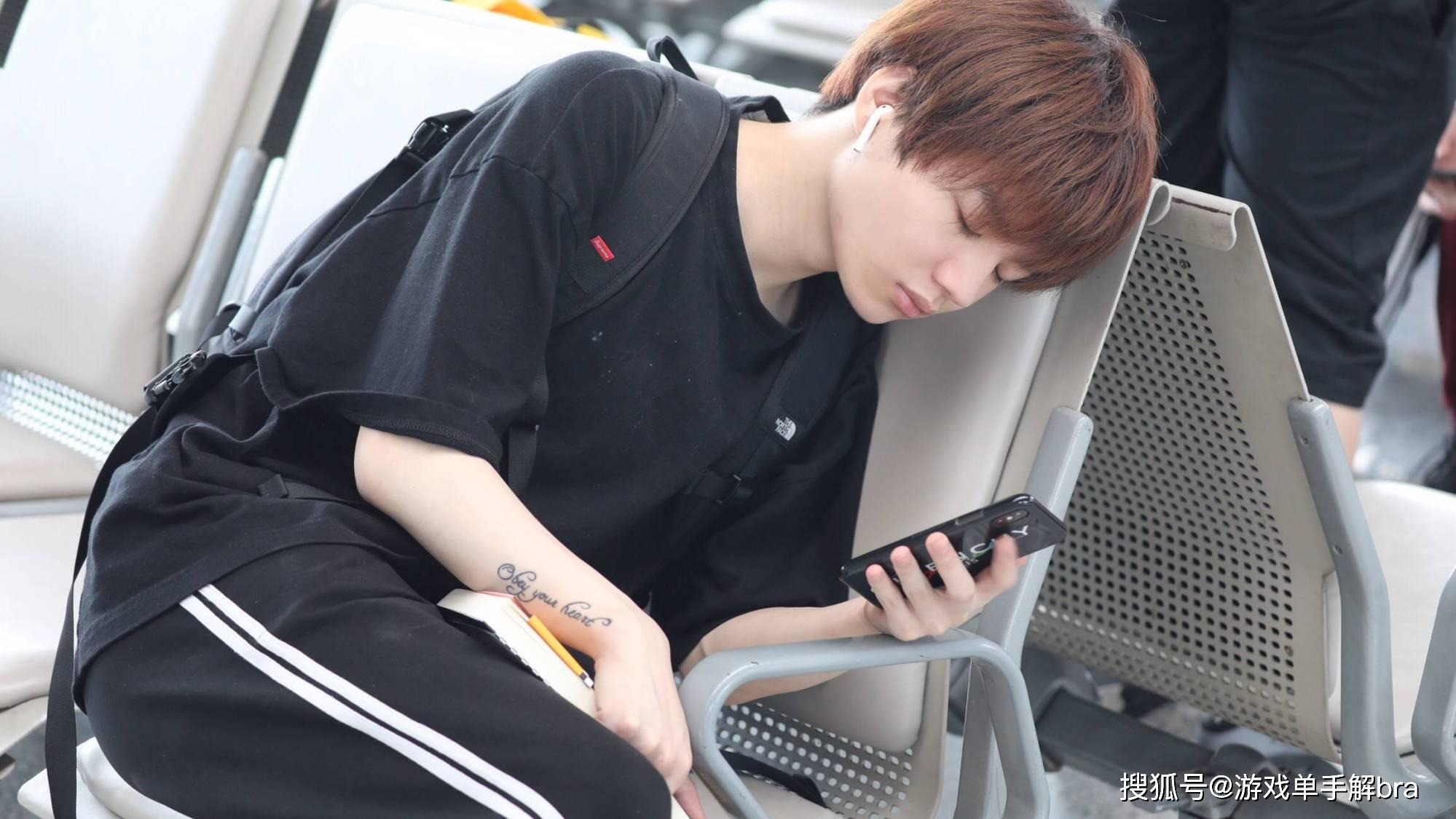 不吹不黑,仅限fpx队员中,刘青松的颜值是不是队伍里面最高的?