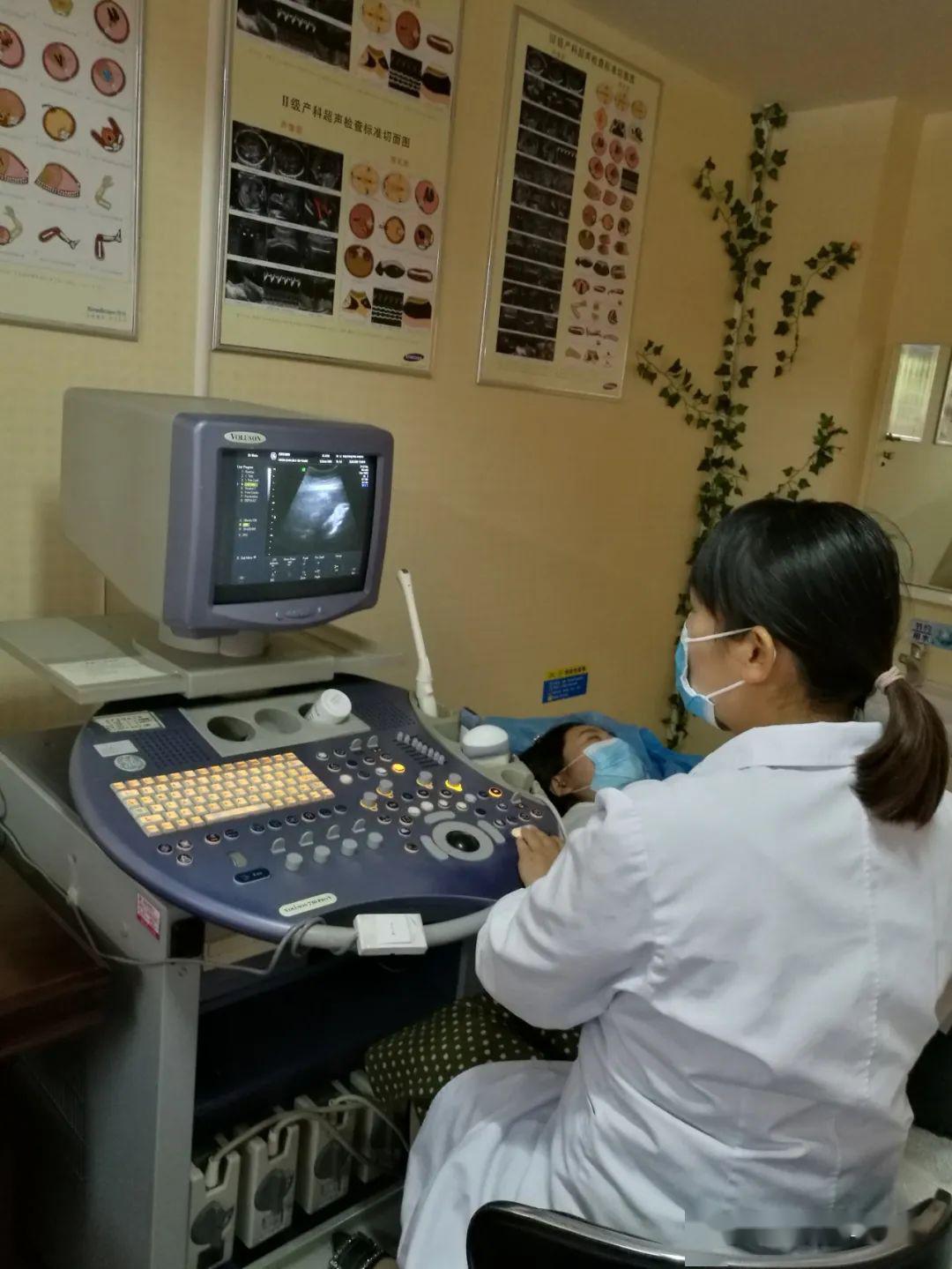 在行四维超声检查胎儿眼球过程中,发现其右侧眼球影像有异常,"玻璃体