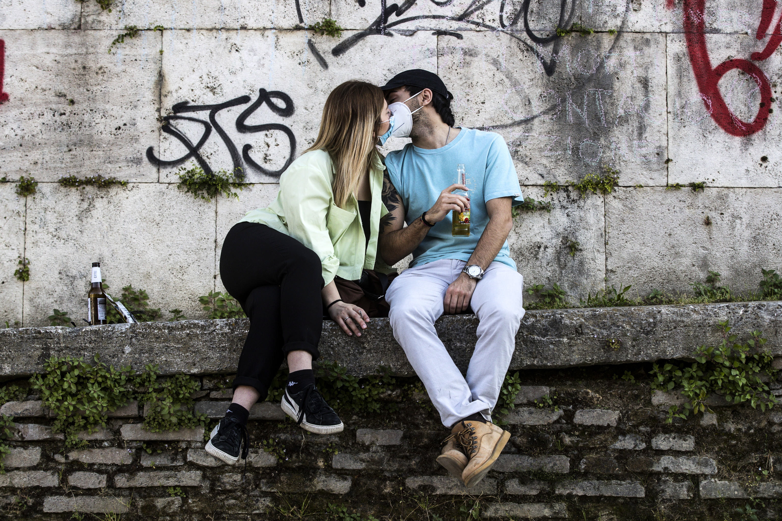 5月6日,在意大利罗马,一对情侣戴着口罩亲吻