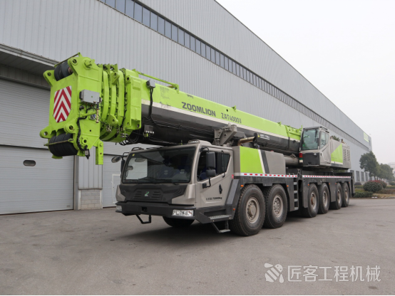 超1吨钢构吊至百米以上楼顶中联重科400吨全地面起重机上演极限吊装