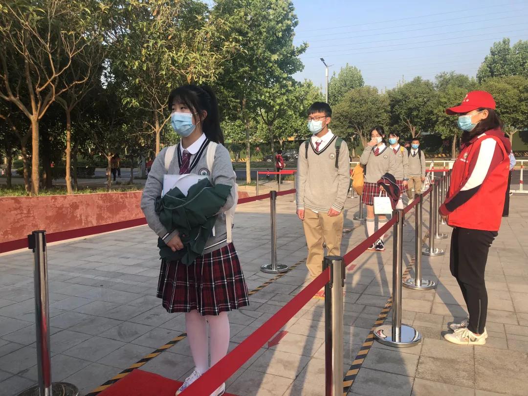 按照错峰时间段陆续前来的文苑学子身着校服,神采奕奕,井然有序,保持
