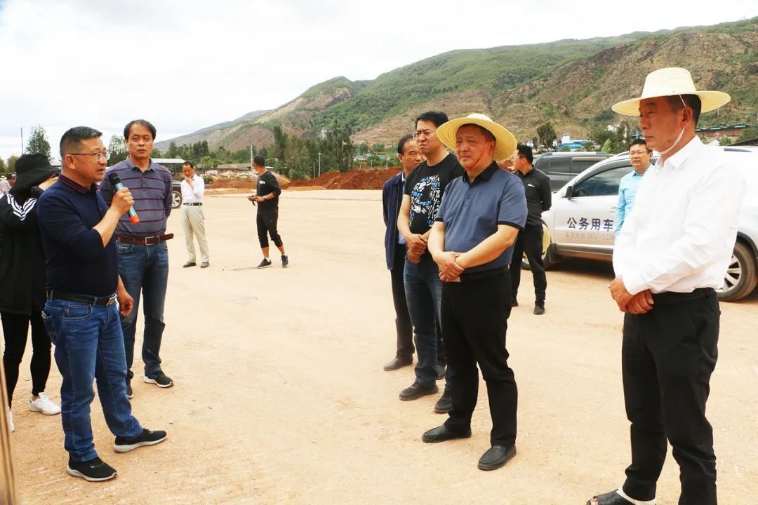 和高速公路项目建设情况鹤庆县委书记陈绍明,县长段红丽全程陪同调研