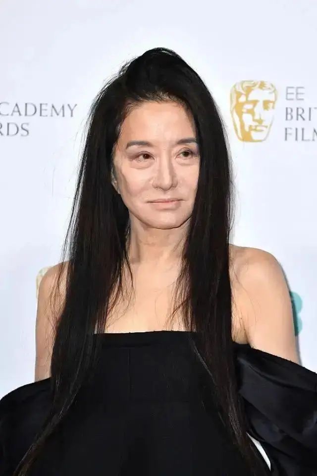 王薇薇70岁脸好干瘪从来却只踩高跟鞋玉女腿看着的确美