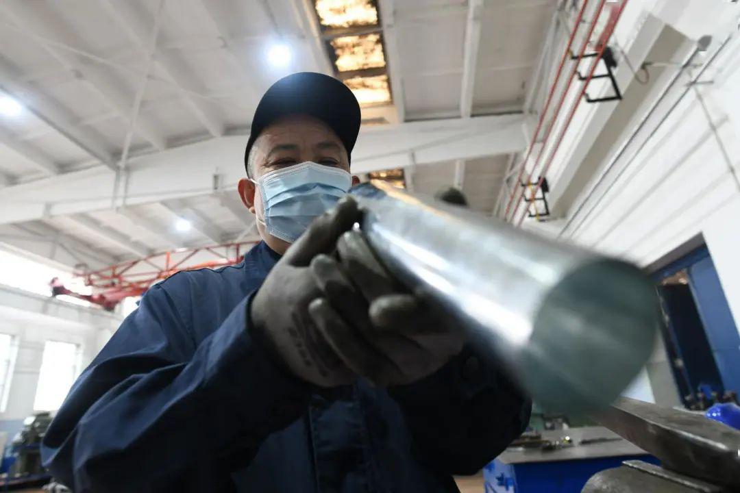 白铁工依旧存在于火车检修过程中但很少有人知道如今,焊壶匠这个行业