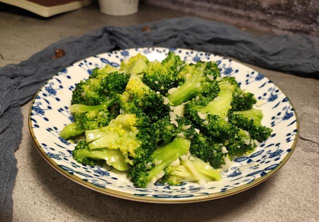 原创蒜蓉西兰花先放蒜还是后放蒜教你正确做法色泽碧绿蒜香浓郁