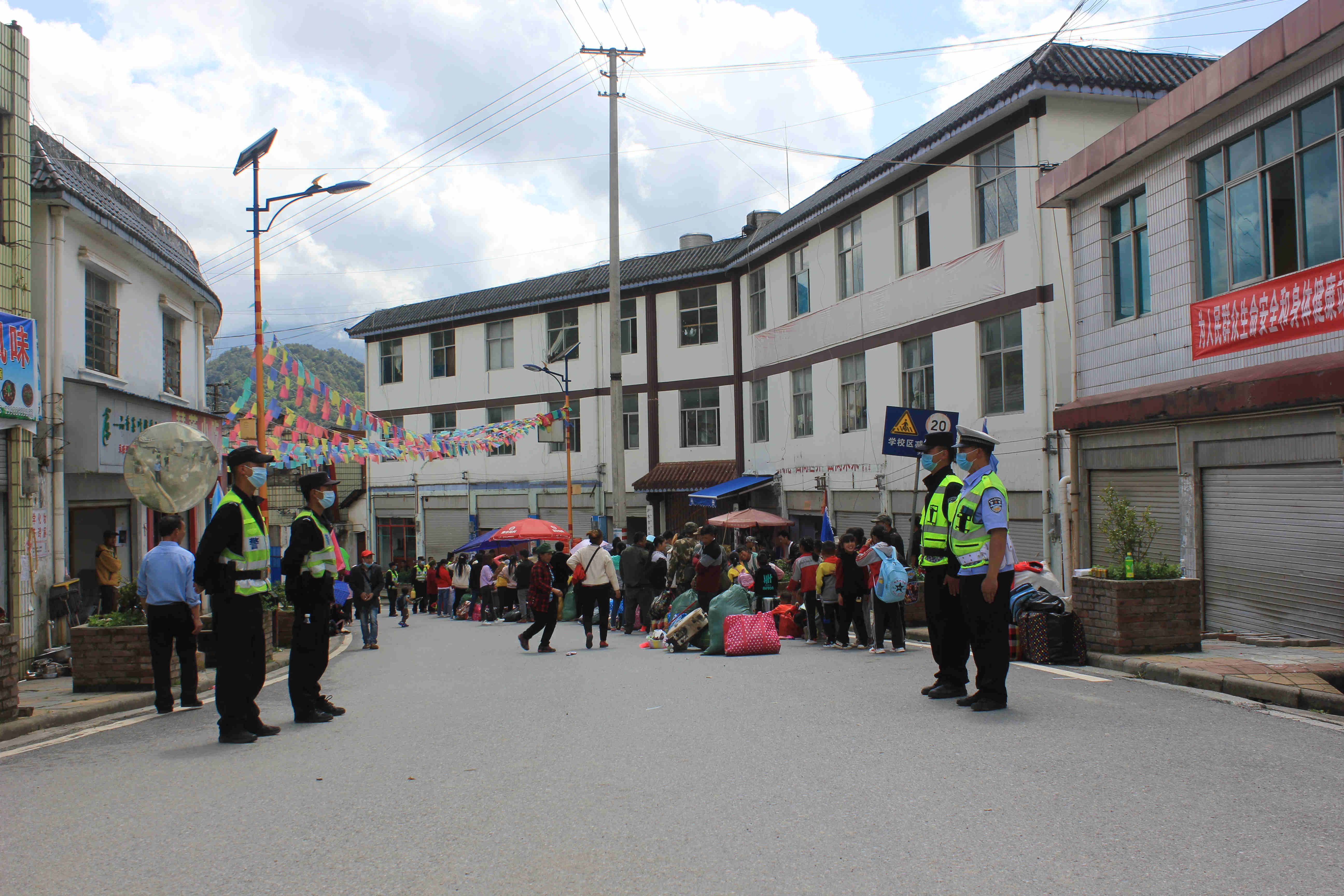 云南泸水:片马边境派出所全力筑牢护学安全屏障