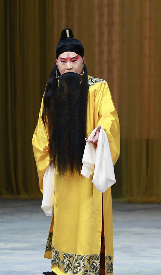 郭德纲分享戏服照在线喊话郭麒麟帮忙拉赞助