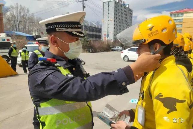 近日,門源交警走進