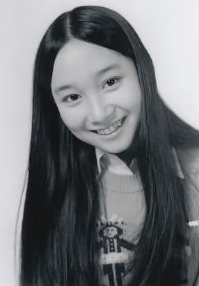 在一次偶然的机会下,她和大姐陈依龄一起录制美国歌手,结果大受香港