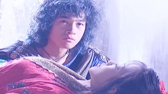 风云雄霸天下步惊云带孔慈来到山洞里孔慈躺在冰床上