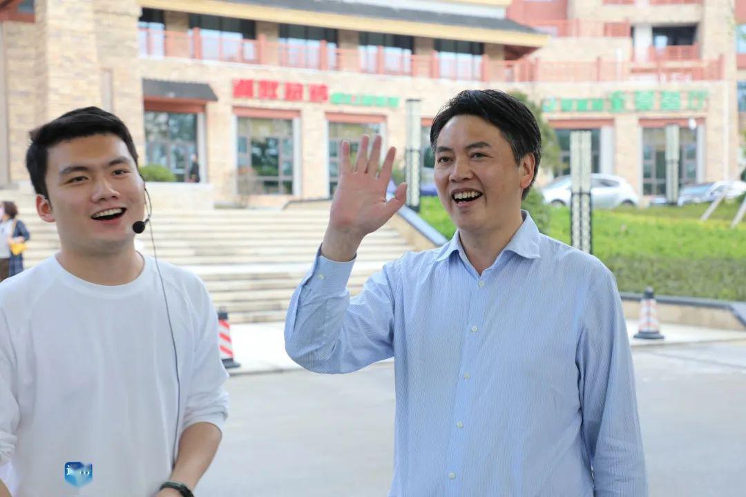 胡金云变身主播为通山农特产品和旅游资源代言