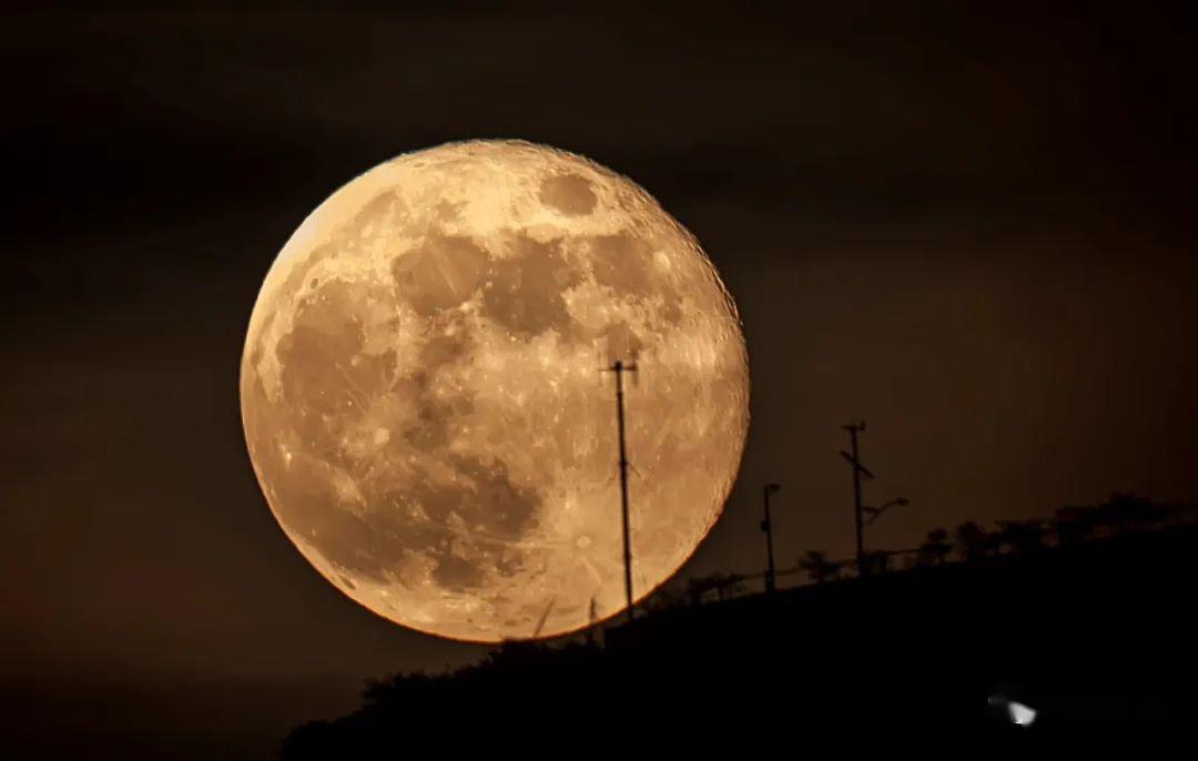 长焦镜头的"空间压缩"效应而且如果选择拍摄带地景的月亮ccd接口径130