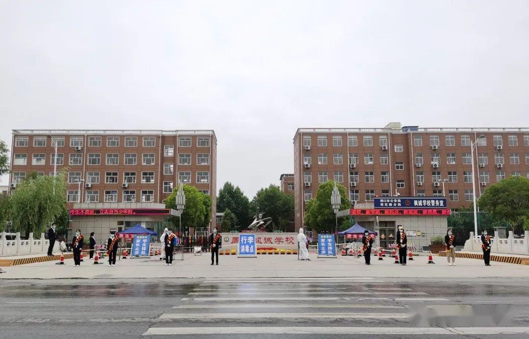 7时30分,枫诚学校门口严阵以待,学校各部门的工作人员早就已到位,按照