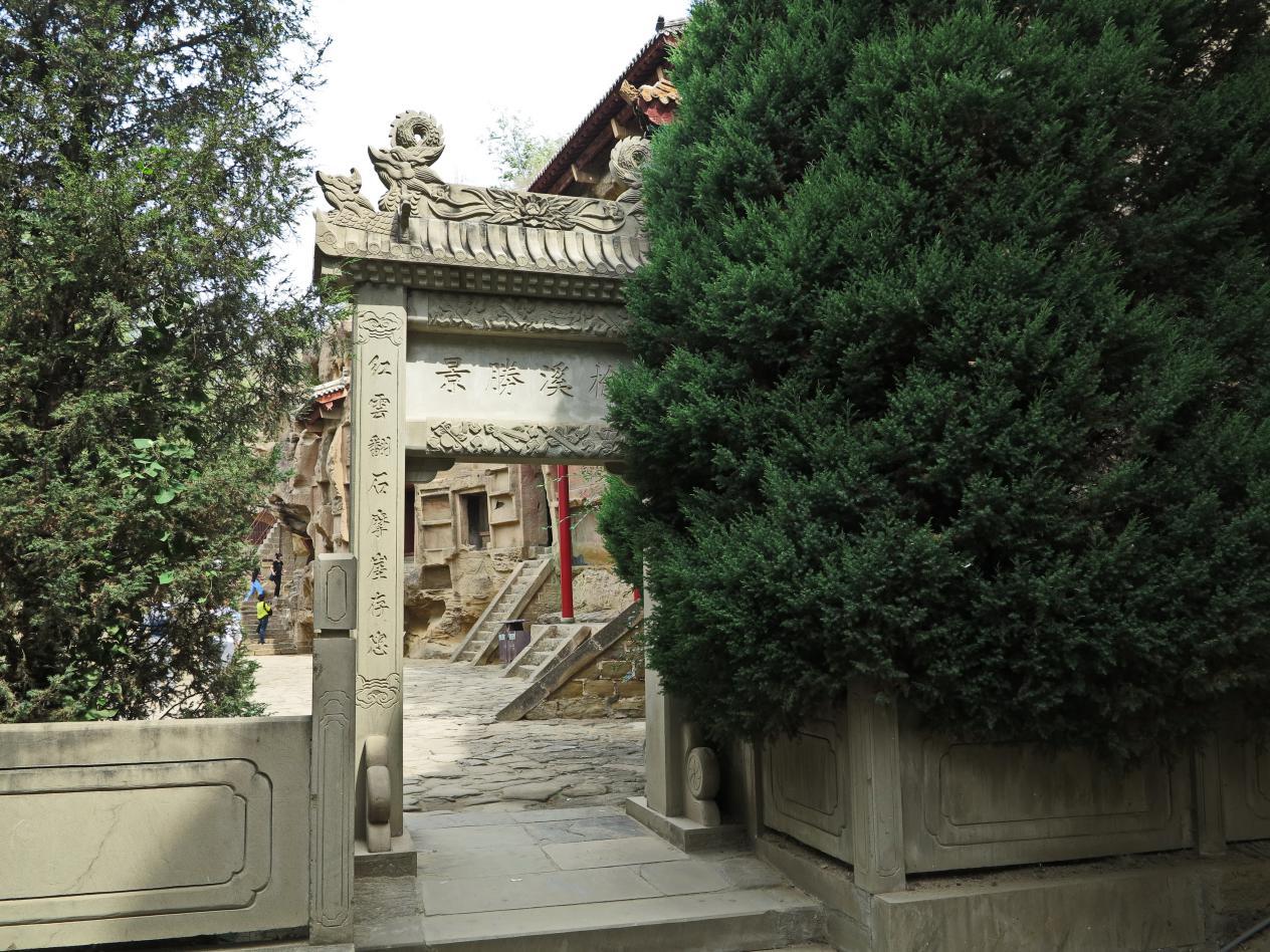 "山皆红石,环列若屏障,落日照之如霞起",得名红石峡.