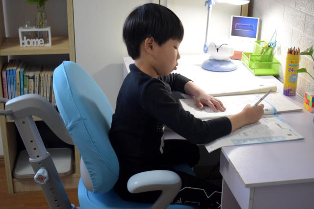 好习惯从小要养成端正坐姿保护视力西昊儿童学习桌椅开箱