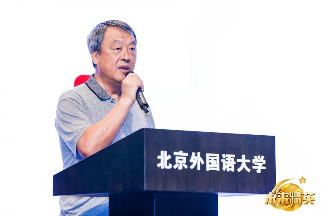 庄正华会长在第五届未来精英全国总展示颁奖典礼致辞