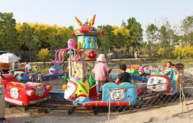 山西襄汾沁馨园里景色秀游人乐享五一假期