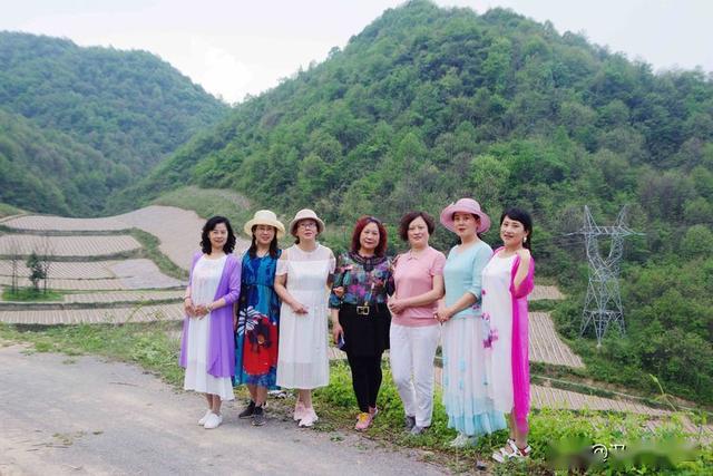 汉中户外爱好者重走红军路映山红成路标