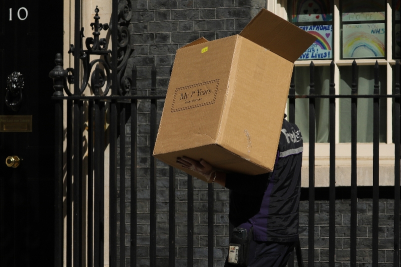 5月6日,在英国伦敦,一名快递工作人员扛着箱子抵达唐宁街10号首相府