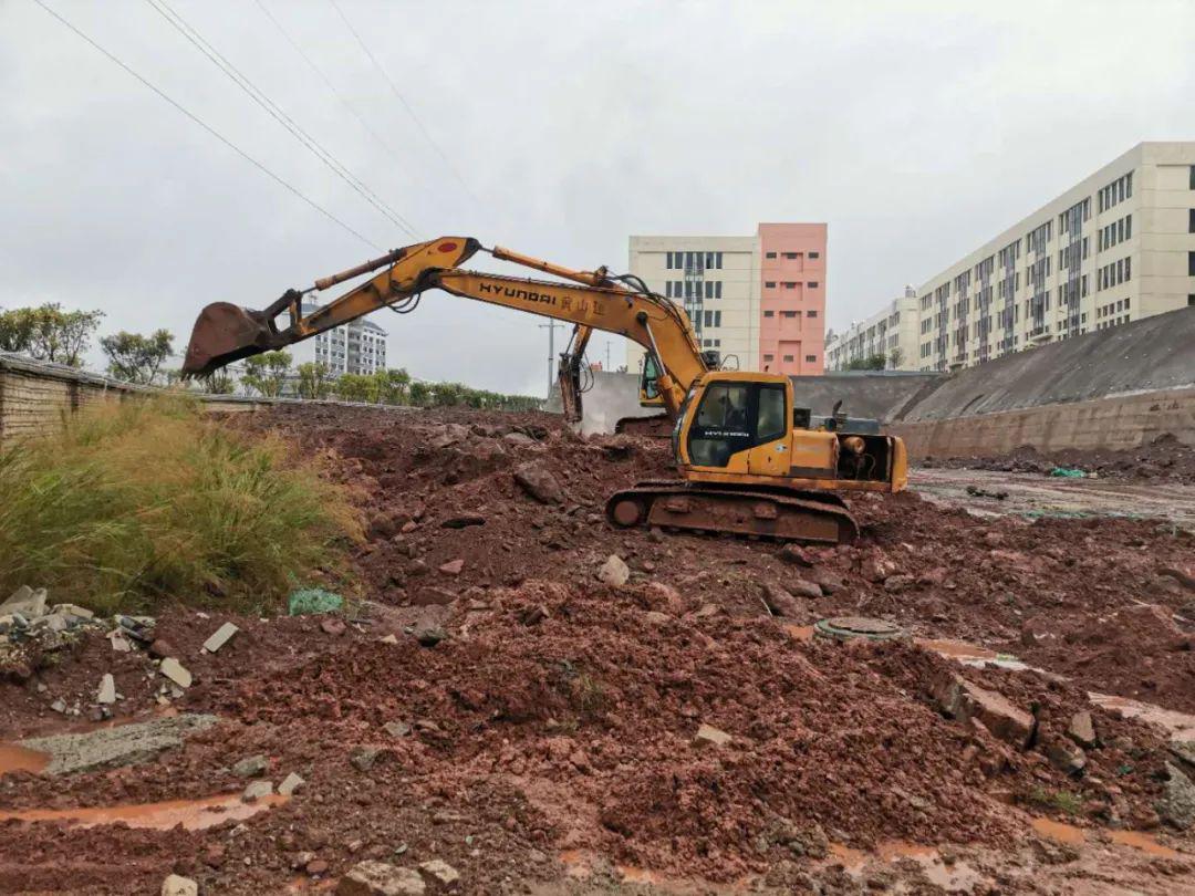 贛縣區稀金中小學工程現場,目前項目施工單位已進場,正在搭建臨時設施