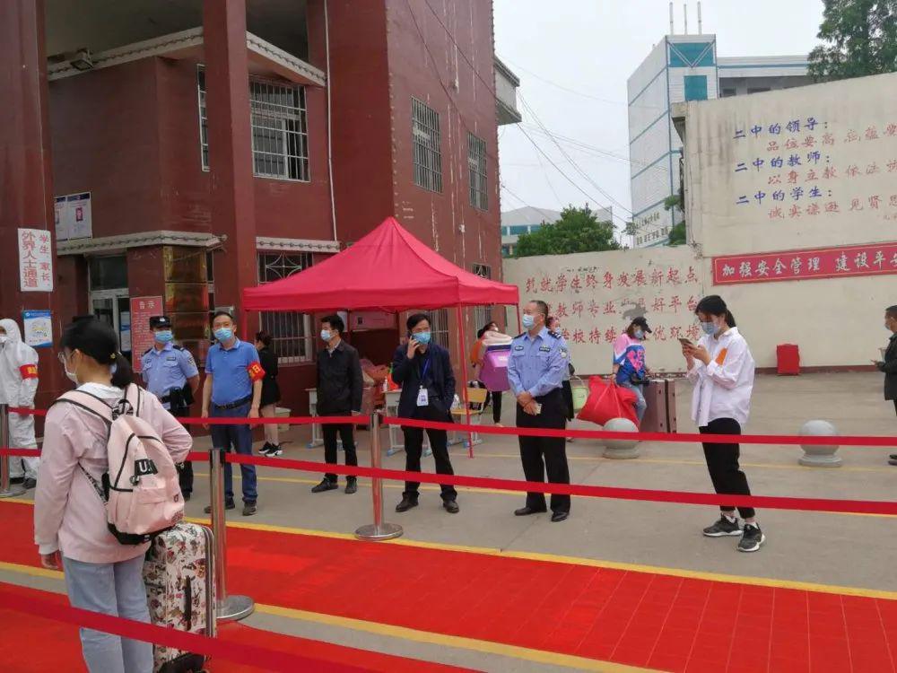 公安县第三中学学生就餐公安县车胤中学以梦为马不负韶华奔跑的脚步从