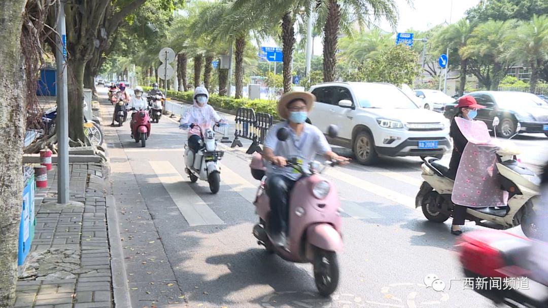 不戴头盔骑电动车上路将受处罚警方这样说