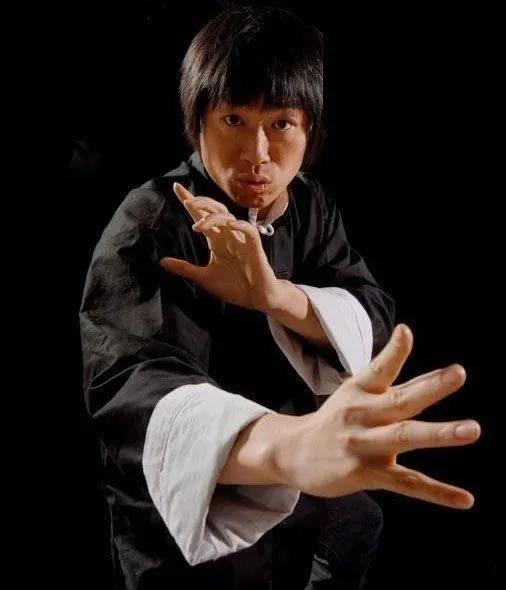 因酷似李小龙,曾主演《双截棍》爆火的他,却两次主动拜师同一人_成杰