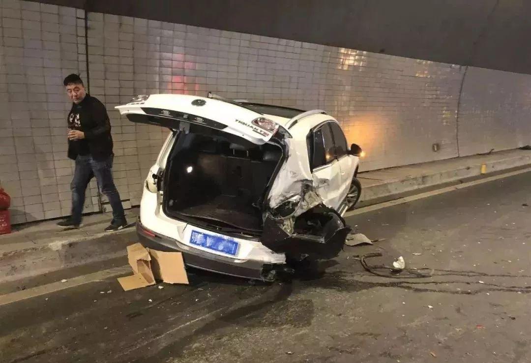 杭长高速一男子下车检查车况连滚带爬躲过4车撞击死里逃生
