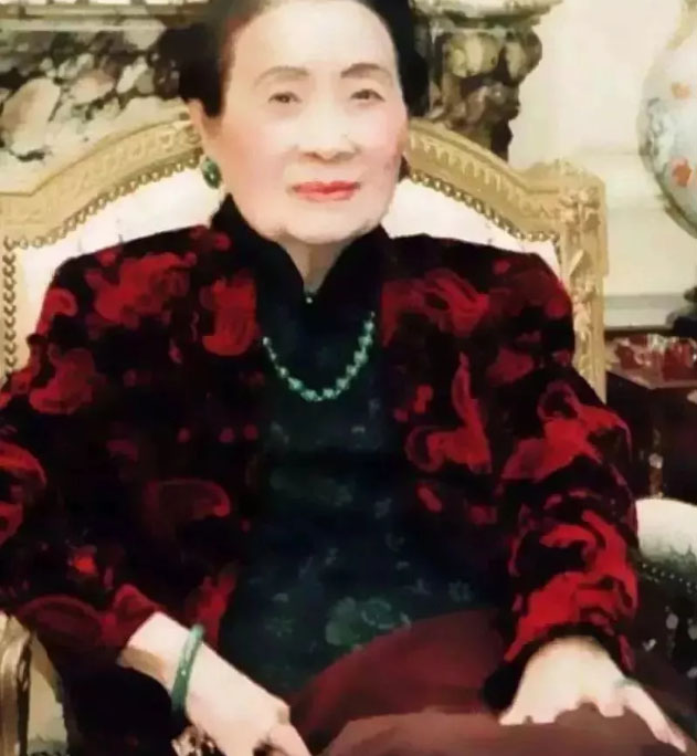 钟情——宋美龄慈禧每天身上都有佩戴很多件翡翠首饰,玉簪,指套,手镯