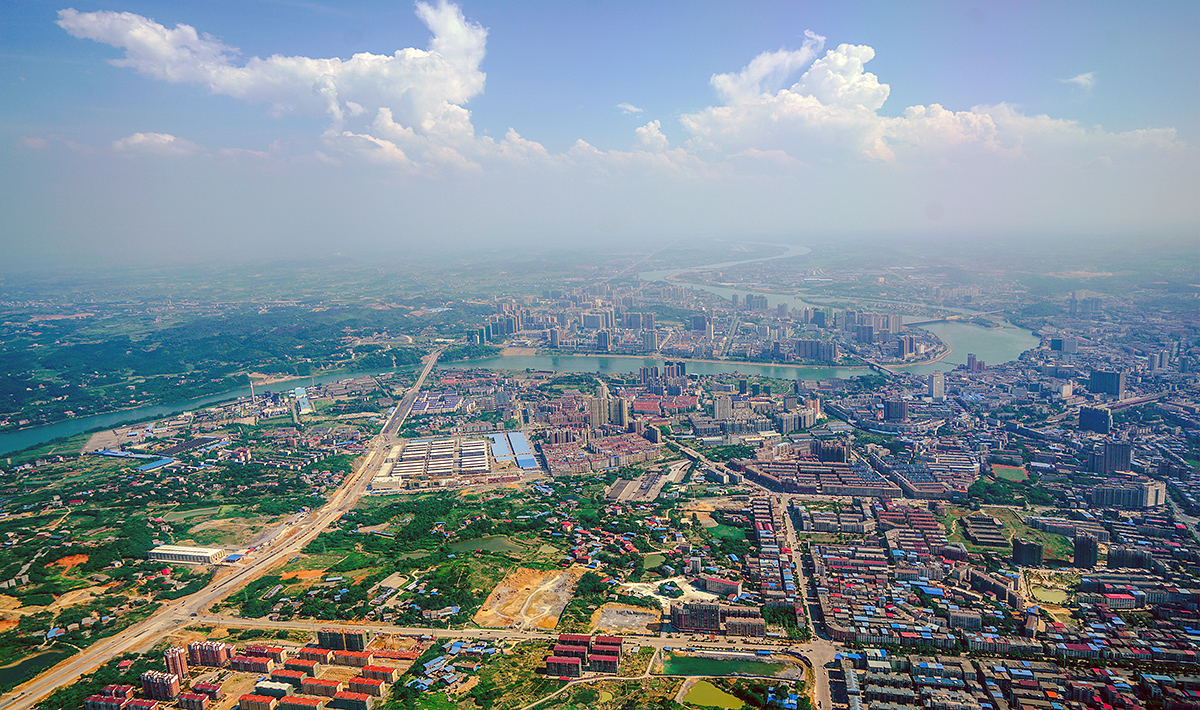 柳宗元时代描绘的景色已经完全变化,从空中俯瞰城市,永州市区颇有上海