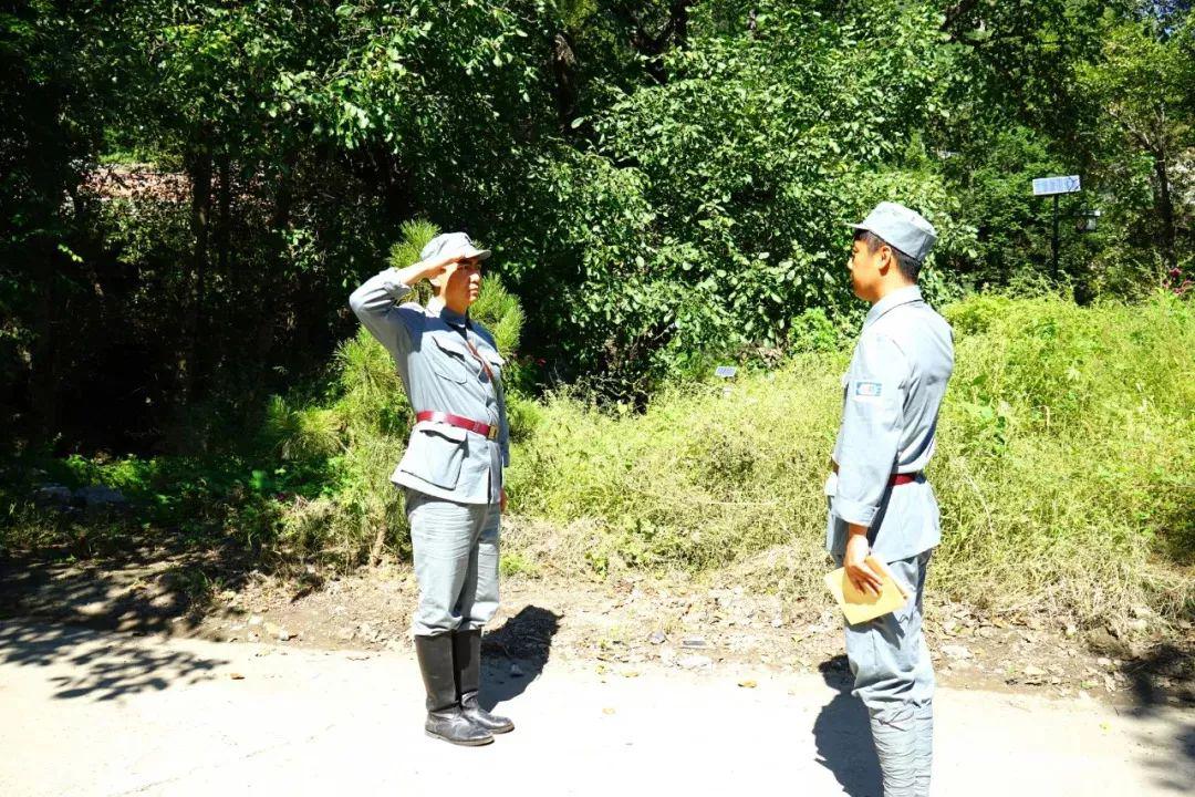 沿途,你会发现站岗放哨的村民,还有为八路军纳鞋底的乡亲