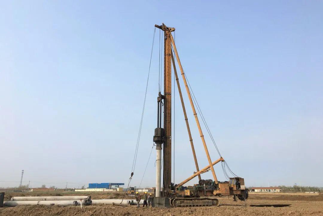 拌合站phc打桩机正打桩作业k137挖掘机在"奋战"自项目复工以来,这些船