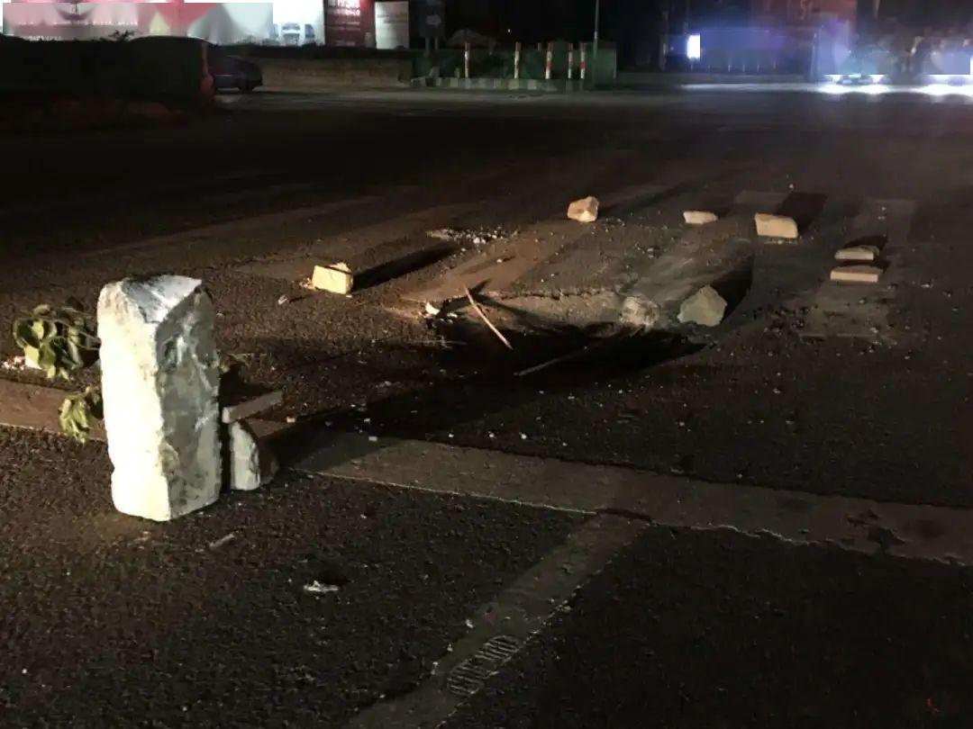 水头镇海联滨海大道路面坍塌稳住路政部门已经管上了