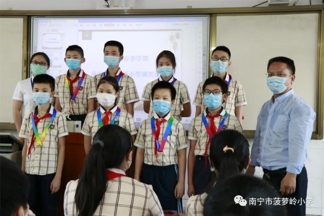 原创南宁市菠萝岭小学致敬逆行者立下凌云志当好接班人