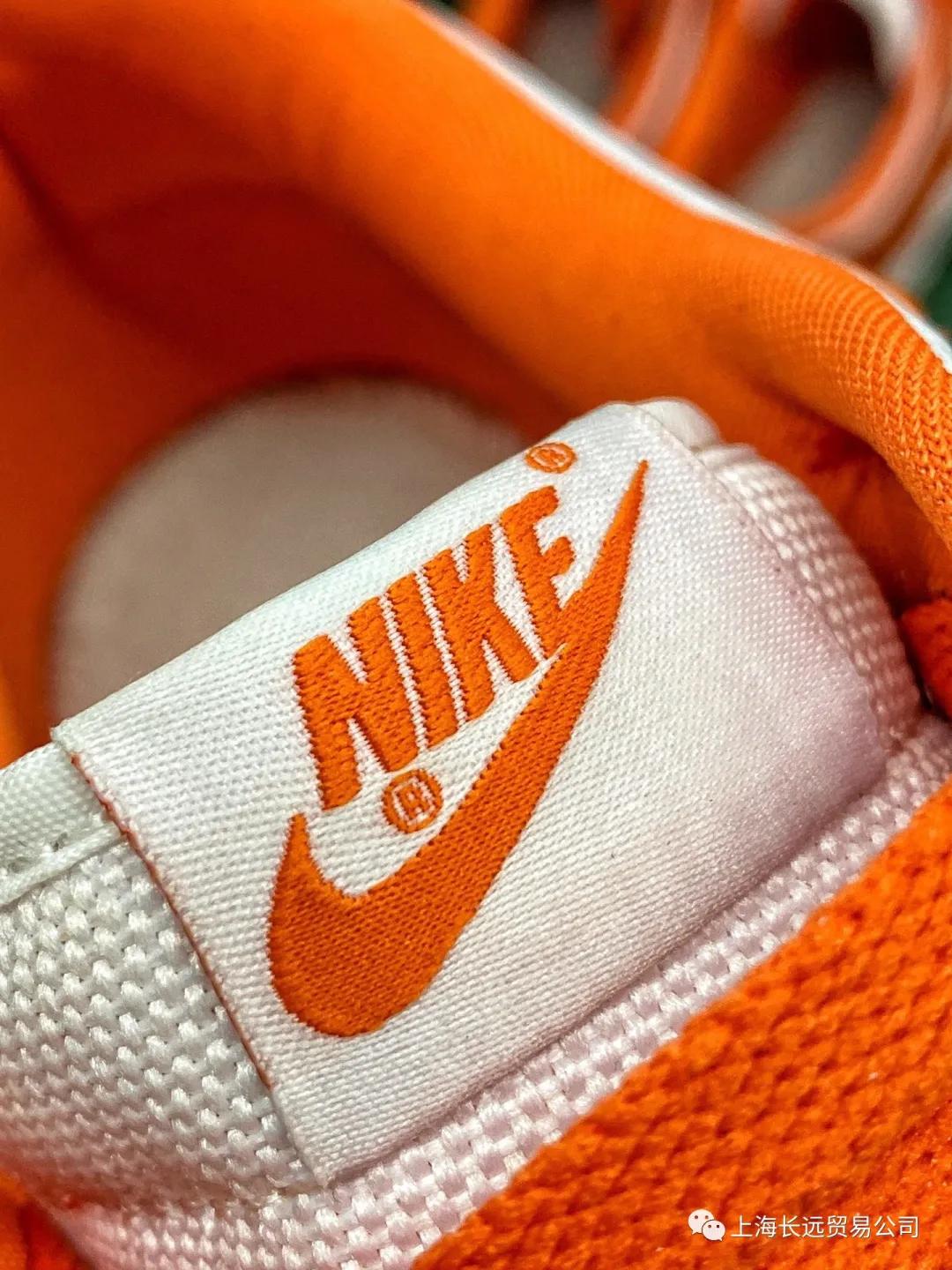 橙色鞋头搭配白色鞋面,侧身辅以白色过渡以及橙色收尾,标志性 nike