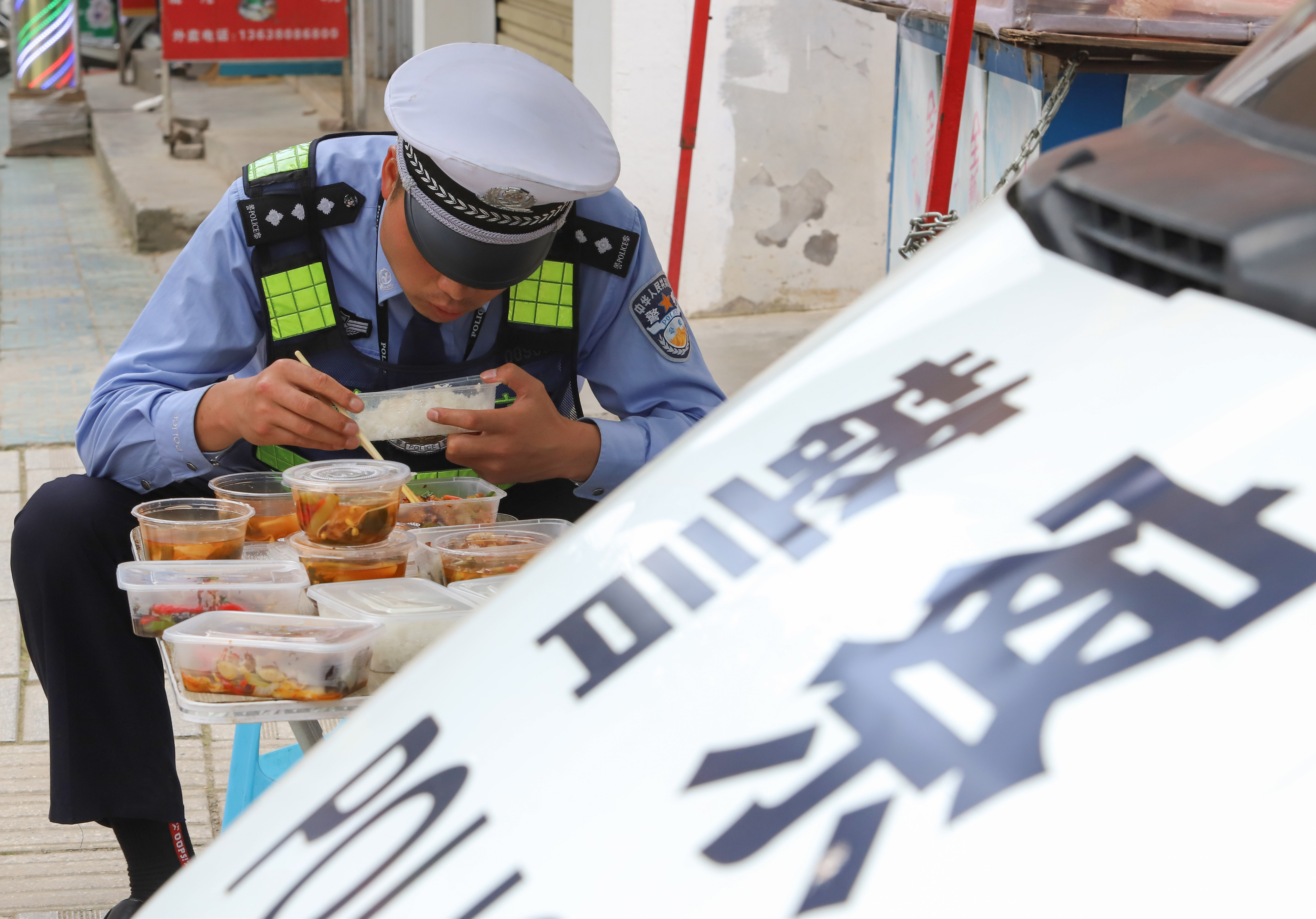 警察在路边吃饭图片