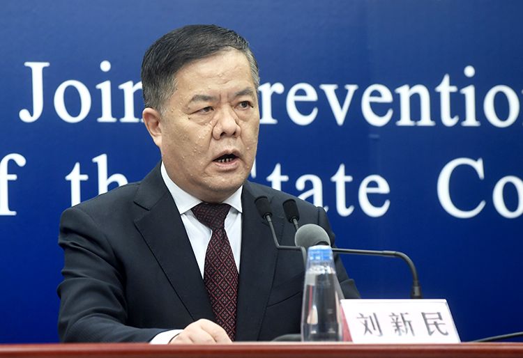 北京大学第一医院院长,党委副书记,医疗队领队刘新民回答记者提问.