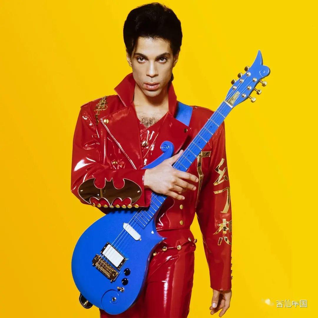 引領年度拍賣會的恰好是 music icons是 prince 於1984年定製的藍色