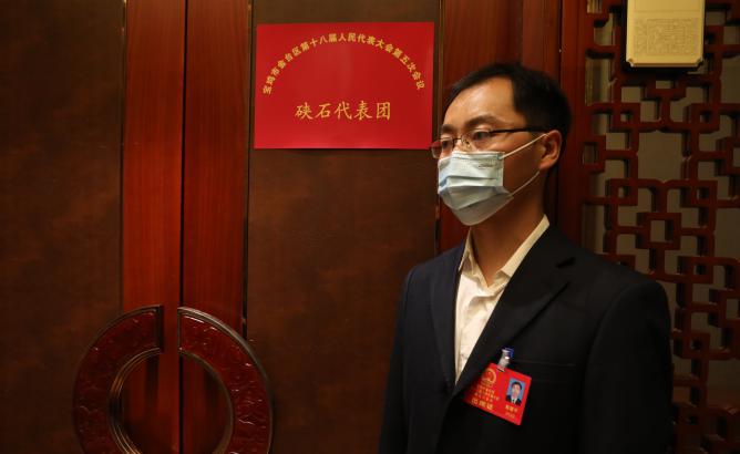 的代表赵建平,今年是脱贫攻坚决胜之年,我的议案是改善辖区内交通状况