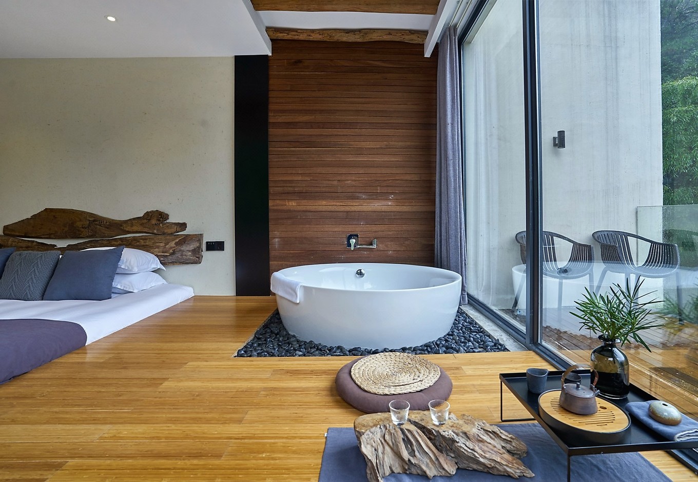 民宿房间四周全是透明玻璃浴缸紧挨着落地窗这样的设计你敢住