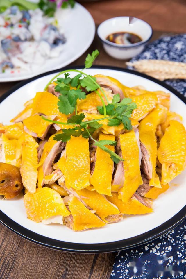 精选纯天然散养的长汀河田鸡,做成的这道干蒸河田鸡,zui大程度地保留