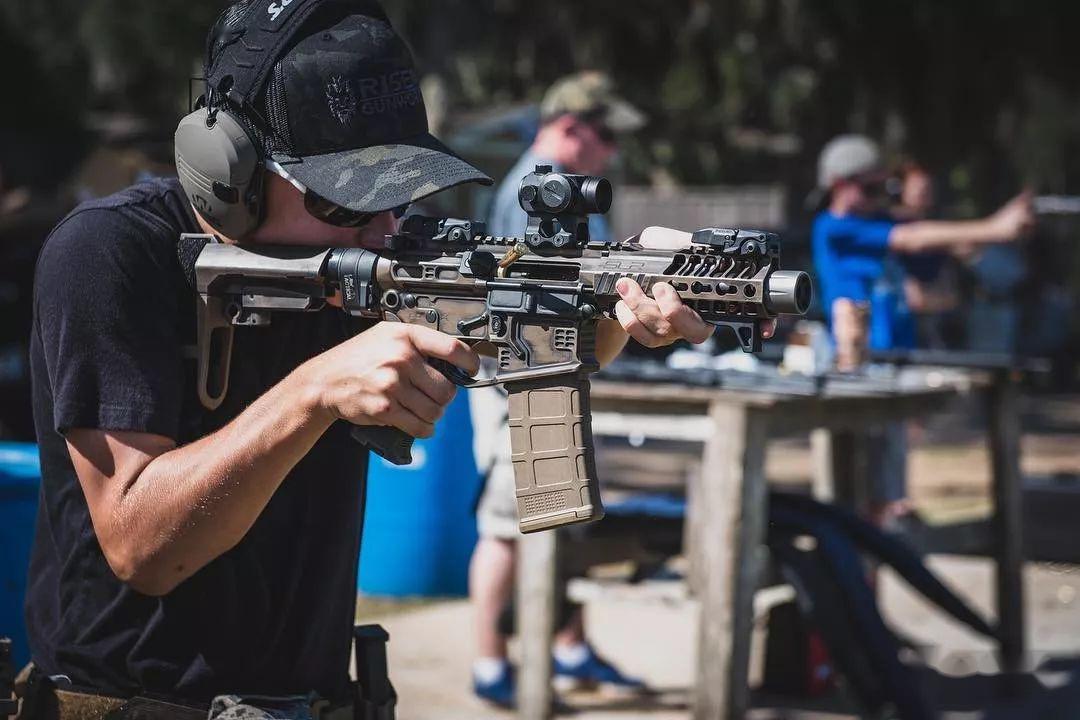 粉丝翻的牌子slrrifleworks最近这个名字在国内火的一塌糊涂