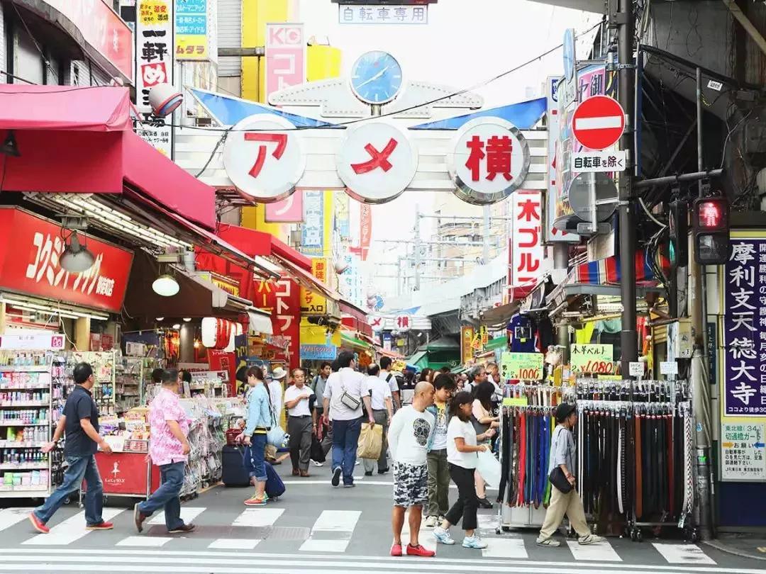 阿美横町商店街每年都有来自世界各地的游客前来筑地寻找鱼生美味.